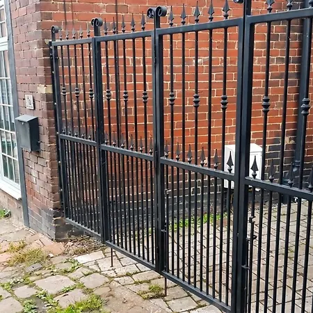 Character With Private Parking In Leeds, Near Lgi 펜션