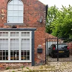 Character With Private Parking In Leeds, Near Lgi *
