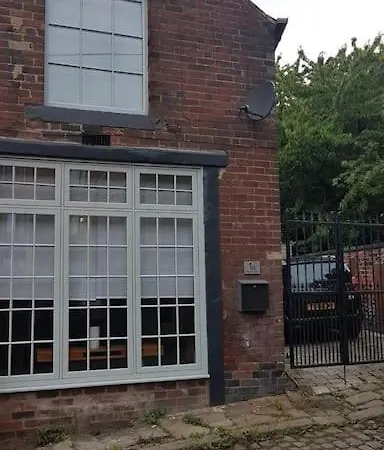 Charming Close To Lgi * Leeds (West Yorkshire)