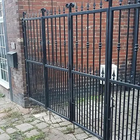 Character With Private Parking In Leeds, Near Lgi *