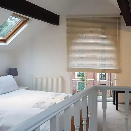 Charming Close To Lgi * Leeds (West Yorkshire)