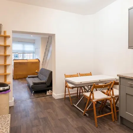 بيت للعطل Character With Private Parking In Leeds, Near Lgi *