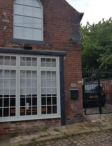 Charming Close To Lgi * Leeds (West Yorkshire)