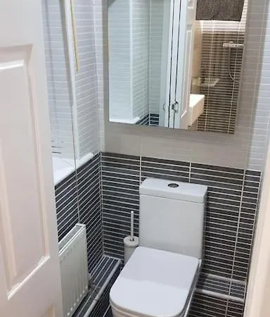 Holiday home Charming Leeds Close To Lgi *